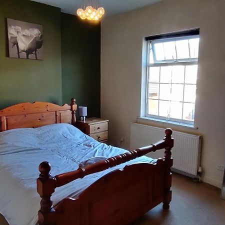 Victorian Semi Detached House Behind The High Street Newton-le-Willows Exterior foto