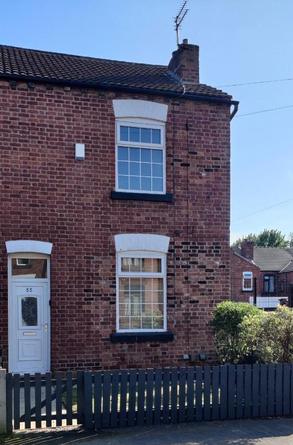 Victorian Semi Detached House Behind The High Street Newton-le-Willows Exterior foto